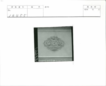 建筑立面蛇形雕刻装饰.jpg