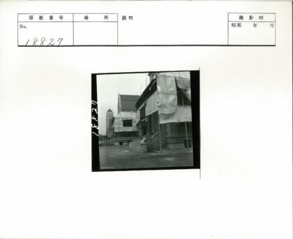 建筑脚手架与钟楼景观.jpg