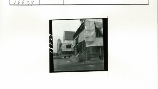 建筑脚手架与钟楼景观.jpg