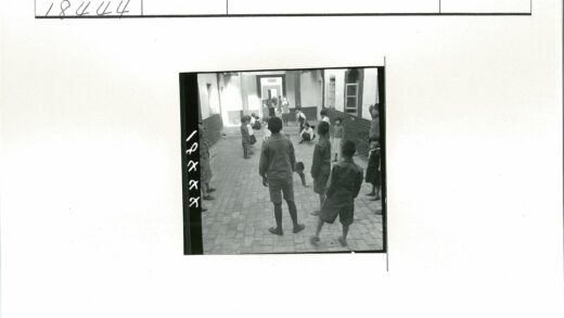 建筑院落中儿童嬉戏互动.jpg