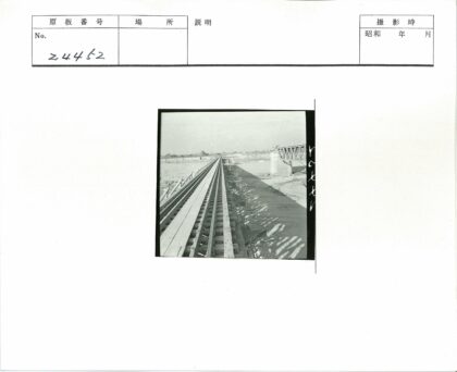 建设中的铁路桥与干涸河床.jpg