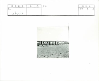 开阔地带火车与人群历史影像.jpg