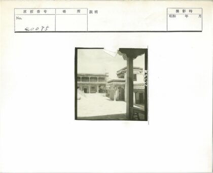 开阔天空下的多柱建筑庭院.jpg