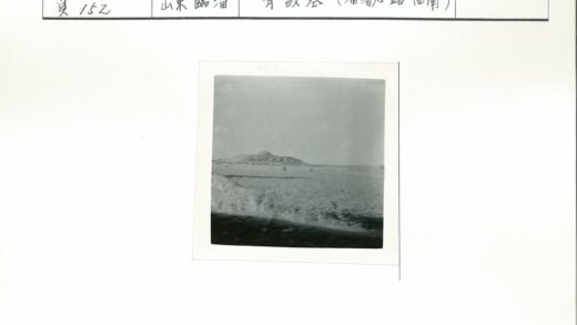 开阔山地三角形建筑群.jpg