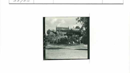 弧形屋顶传统建筑绿树环绕.jpg