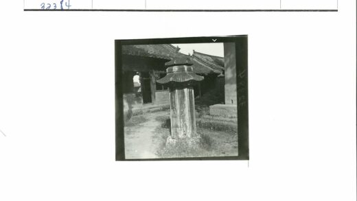 弧形屋顶建筑与塔式石柱景观.jpg