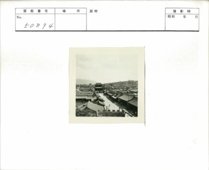 弧形屋顶街道与城市山脉景观.jpg