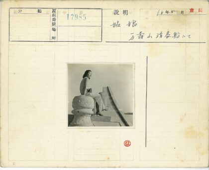弧形石墙前的女人.jpg