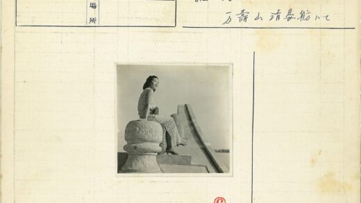 弧形石墙前的女人.jpg