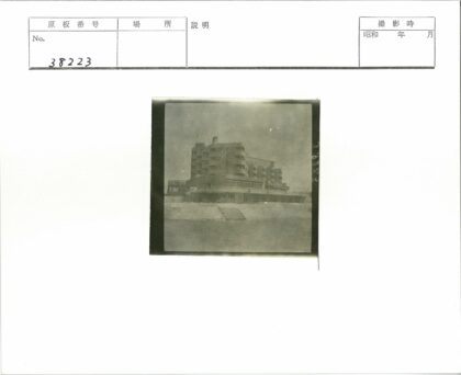 弧形阳台多层建筑临水景观.jpg