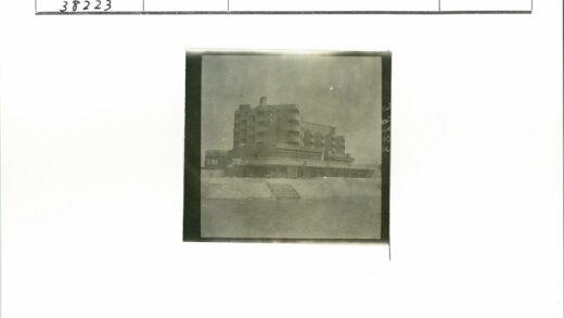 弧形阳台多层建筑临水景观.jpg