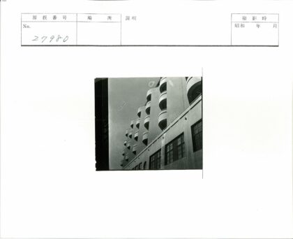 弧形阳台高楼仰拍.jpg