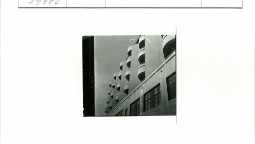 弧形阳台高楼仰拍.jpg