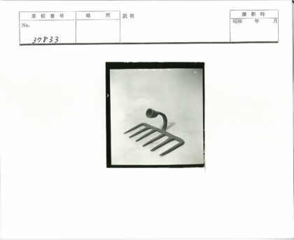 弯曲柄五尖金属耙子特写.jpg