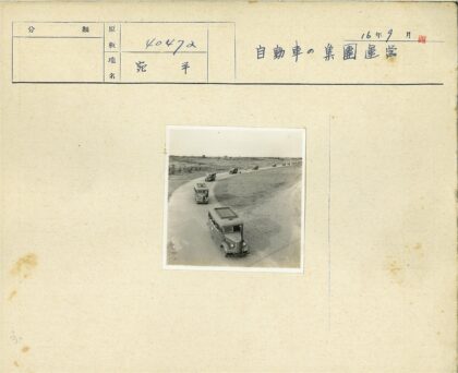 弯曲道路上的旧公交车.jpg