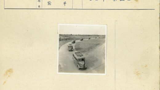 弯曲道路上的旧公交车.jpg