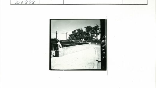 弯曲道路雕像汽车树木晴空.jpg