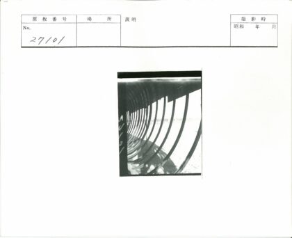 弯曲金属结构内部与树影.jpg
