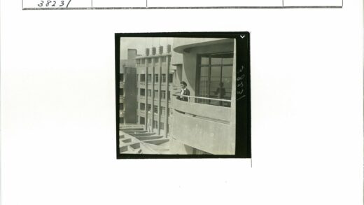 弯曲阳台与多层建筑街景.jpg