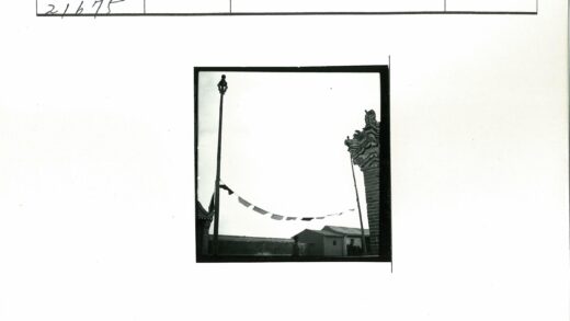 彩旗高杆砖墙街道.jpg