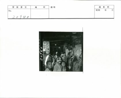 彩绘孩童的欢乐室内聚会.jpg
