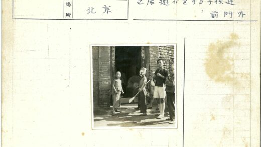 彩绘扇子孩童合影砖房前.jpg