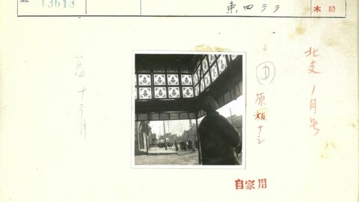 彩绘玻璃下的街景人物.jpg