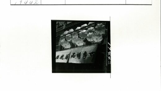 彩色雨伞装饰的建筑外立面.jpg