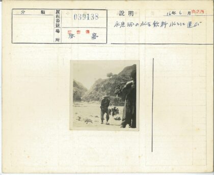 徒步山间岩石小道.jpg