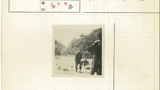 徒步山间岩石小道.jpg