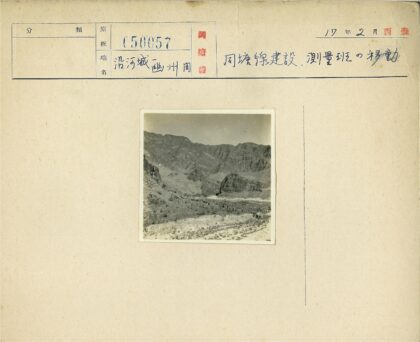 徒步崎岖山脉岩石景观.jpg