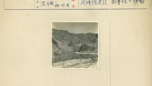 徒步崎岖山脉岩石景观.jpg