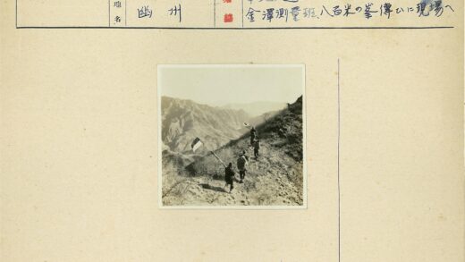 徒步探险崎岖山地景观.jpg