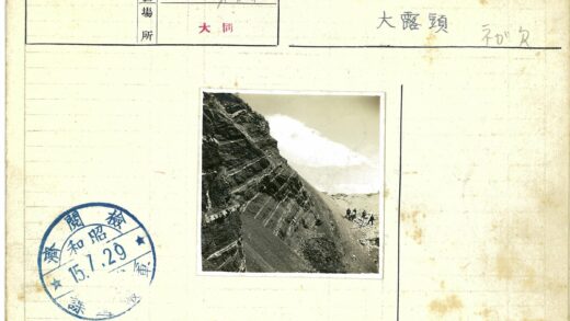 徒步旅行者探索悬崖砾石地貌.jpg
