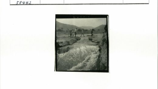 徒步溪流穿越岩石山脉.jpg