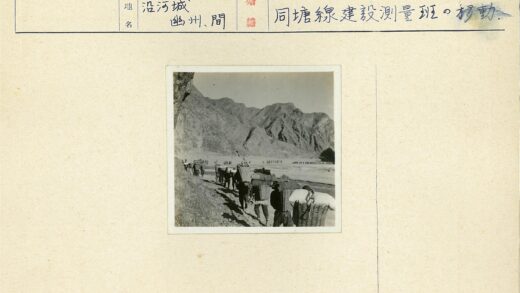 徒步穿越山区背补给.jpg