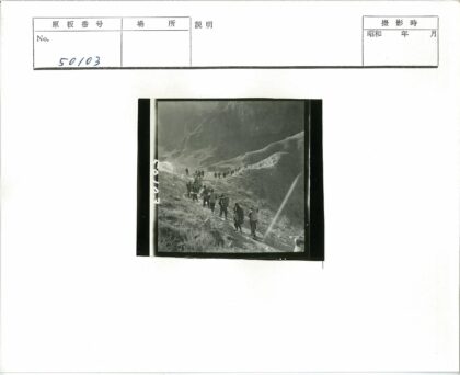 徒步穿越山地探险.jpg