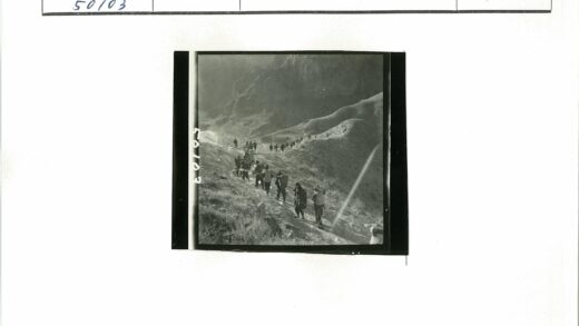 徒步穿越山地探险.jpg