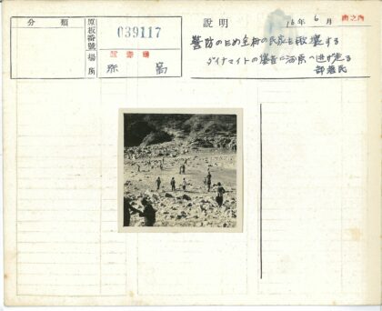 徒步穿越山林的河边探险.jpg