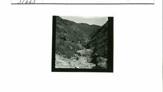 徒步穿越岩石峡谷.jpg