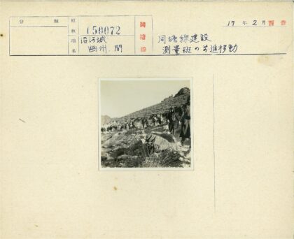 徒步穿越崎岖植被岩石坡.jpg