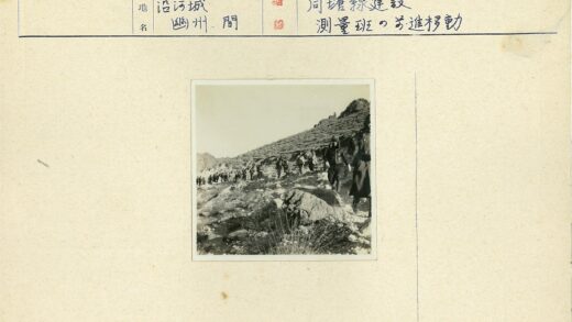 徒步穿越崎岖植被岩石坡.jpg