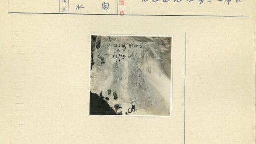 徒步穿越陡峭岩壁.jpg