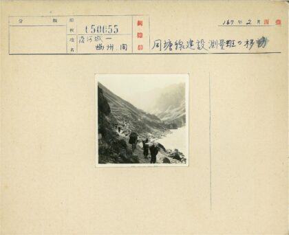 徒步者河边山路探险.jpg