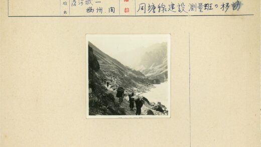 徒步者河边山路探险.jpg