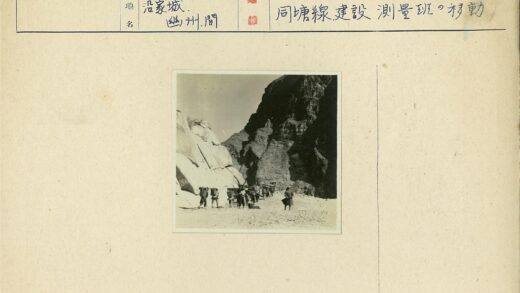 徒步者穿越岩崖景观.jpg