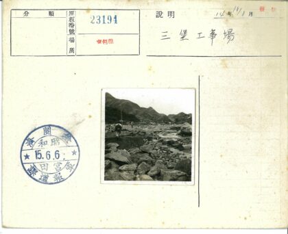 徒步者穿越岩石溪流山区.jpg