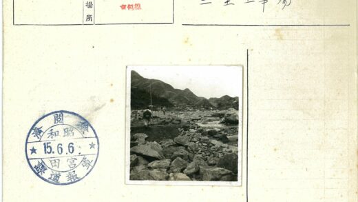 徒步者穿越岩石溪流山区.jpg
