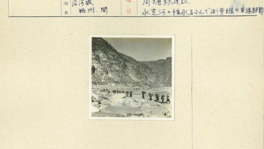 徒步者穿越悬崖岩石地形.jpg