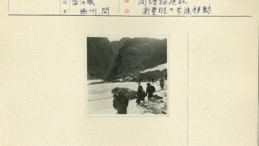 徒步者穿越雪山悬崖.jpg